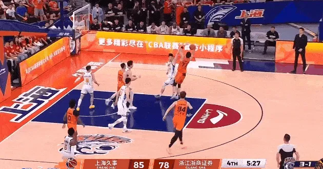 乐鱼体育app下载-李弘权弧顶三分手起刀落，上海还剩5分钟领先广厦10分